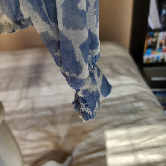 Cabi Womens Blouse size Med leopard blue - Picture 4 of 4